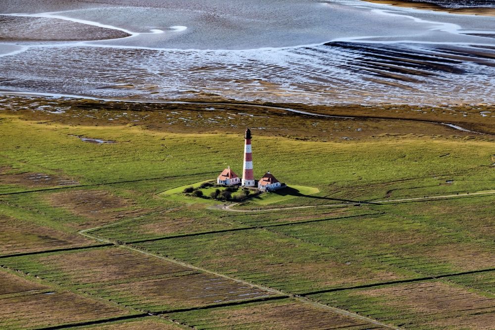 Tating von oben - Leuchtturm als historisches Seefahrtszeichen im Küstenbereich Westerheversand im Ortsteil Hauert in Westerhever im Bundesland Schleswig-Holstein
