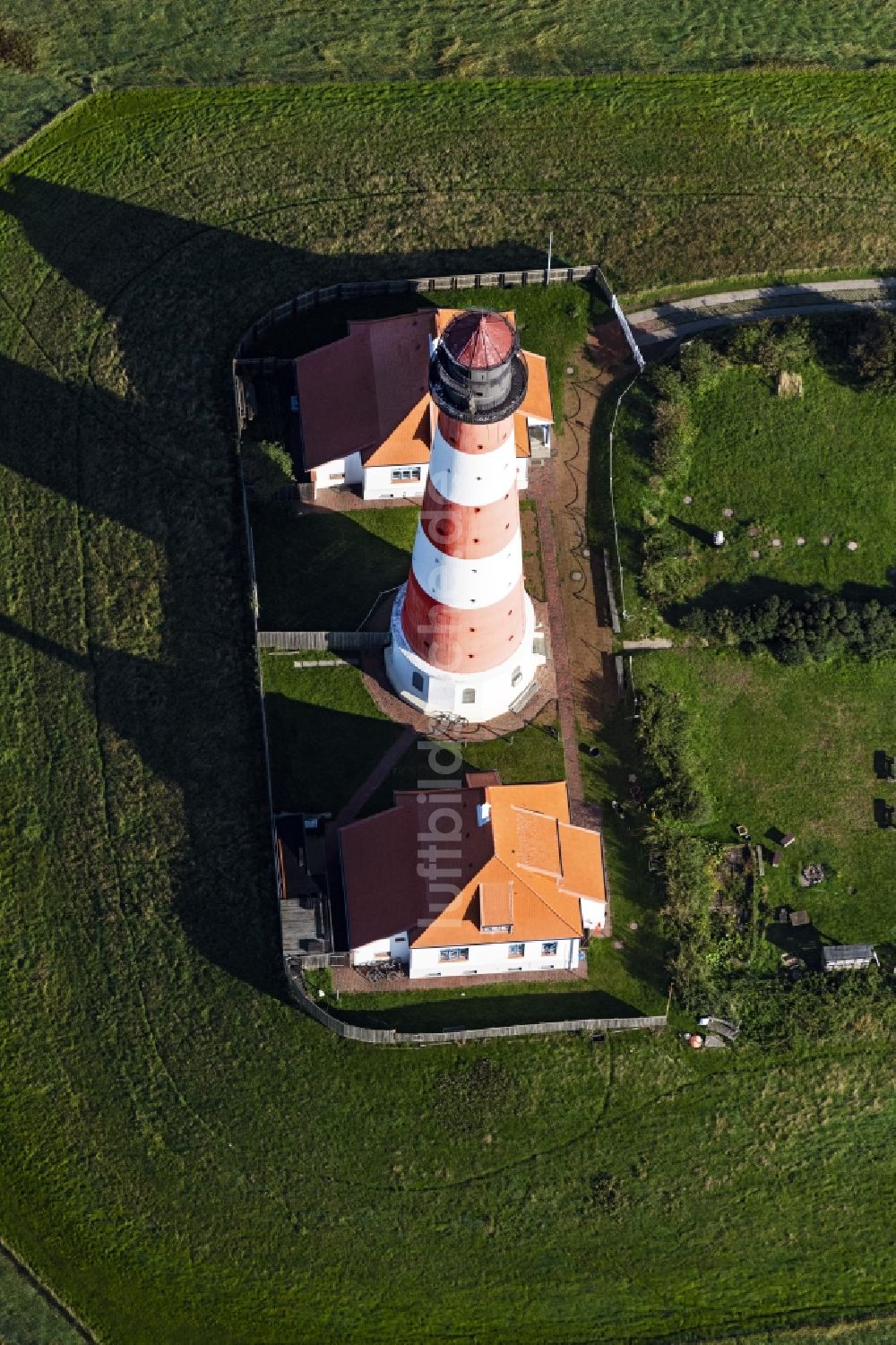 Luftbild Tating - Leuchtturm als historisches Seefahrtszeichen im Küstenbereich der Nordsee im Ortsteil Hauert in Westerhever im Bundesland Schleswig-Holstein