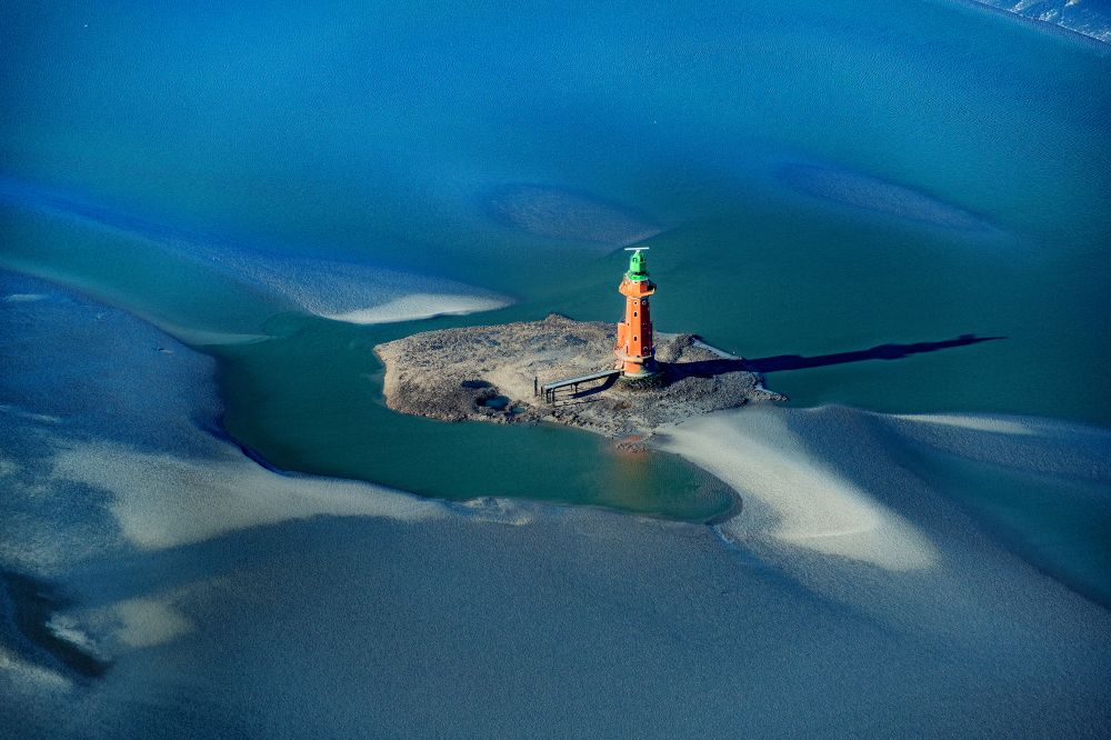 Luftaufnahme Butjadingen - Leuchtturm als historisches Seefahrtszeichen im Küstenbereich der Nordsee im Ortsteil Langwarden in Butjadingen im Bundesland Niedersachsen