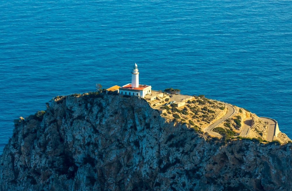 Pollenca von oben - Leuchtturm als historisches Seefahrtszeichen im Küstenbereich in Pollenca in Balearische Insel Mallorca, Spanien