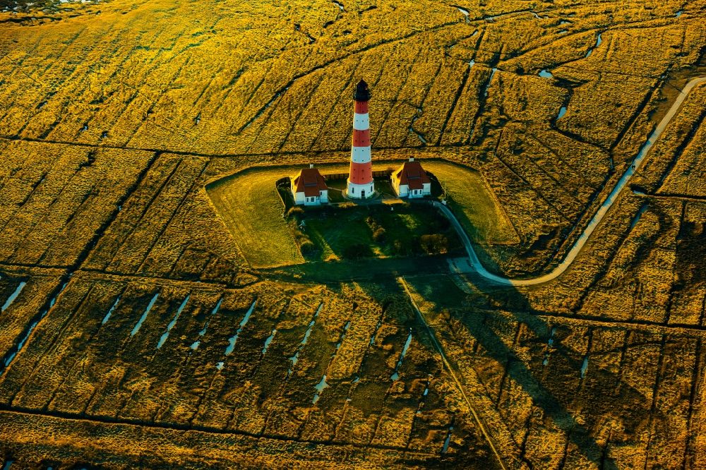 Luftaufnahme Tating - Leuchtturm als historisches Seefahrtszeichen im Küstenbereich Westerheversand im Ortsteil Hauert im Sonnenuntergang in Westerhever im Bundesland Schleswig-Holstein