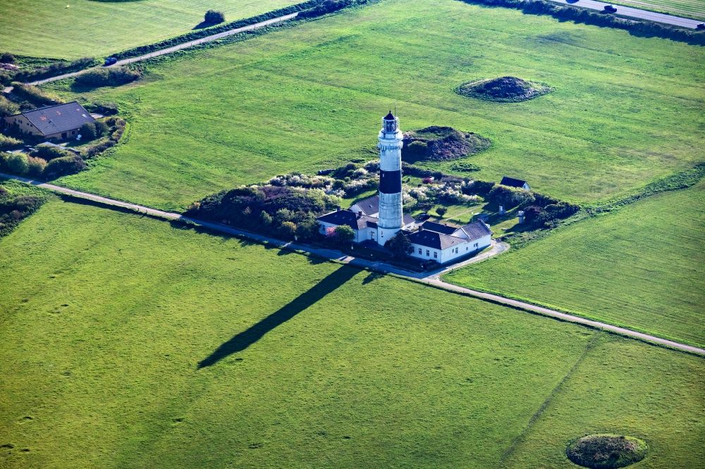 Luftaufnahme Kampen (Sylt) - Leuchtturm als historisches Seefahrtszeichen Langer Christian in Kampen (Sylt) im Bundesland Schleswig-Holstein, Deutschland