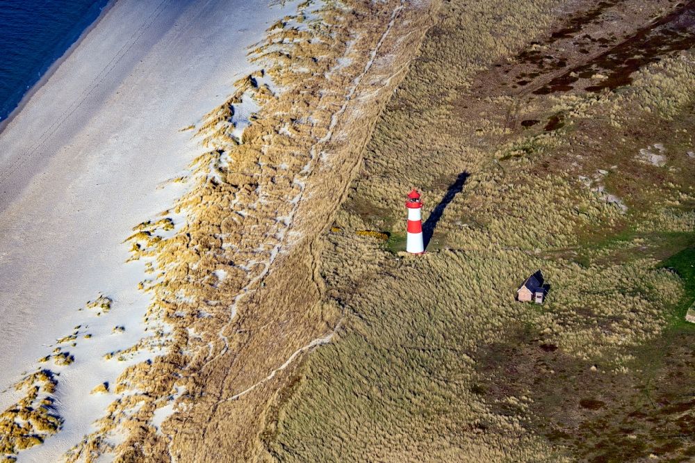 Luftbild List - Leuchtturm als historisches Seefahrtszeichen List Ost in List auf der Insel Sylt im Bundesland Schleswig-Holstein, Deutschland