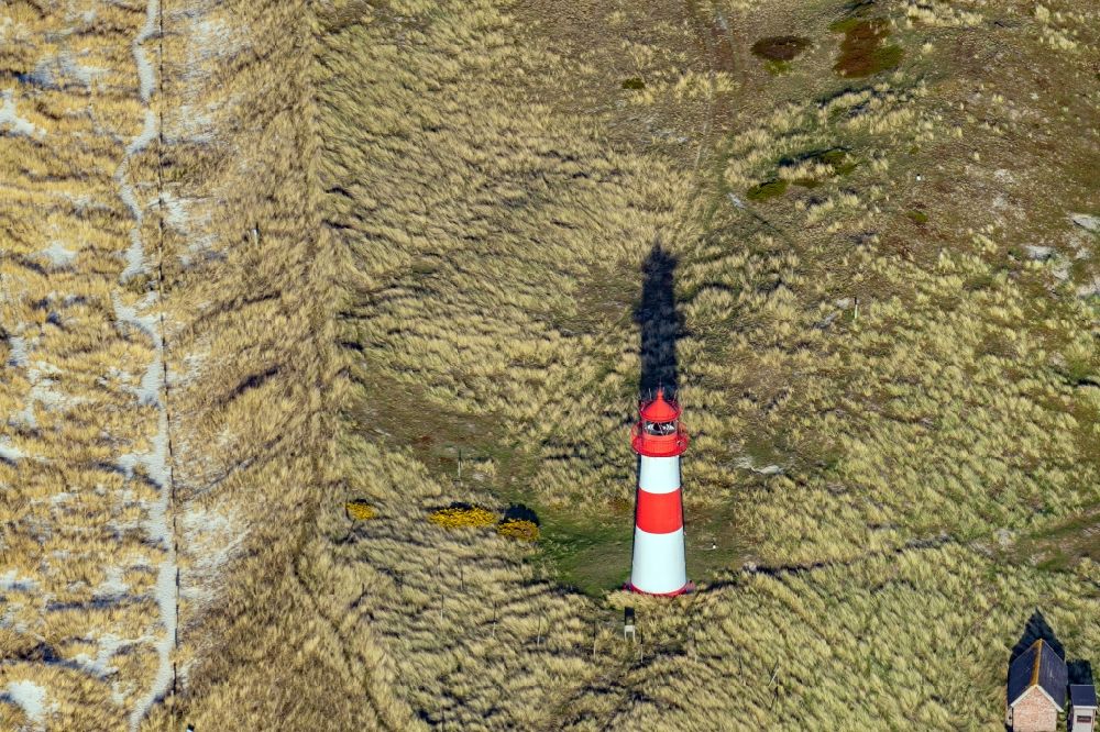 Luftaufnahme List - Leuchtturm als historisches Seefahrtszeichen List Ost in List auf der Insel Sylt im Bundesland Schleswig-Holstein, Deutschland