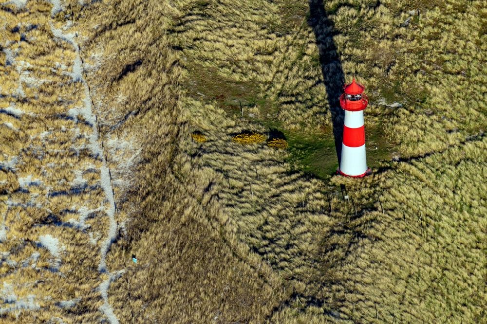 List von oben - Leuchtturm als historisches Seefahrtszeichen List Ost in List auf der Insel Sylt im Bundesland Schleswig-Holstein, Deutschland