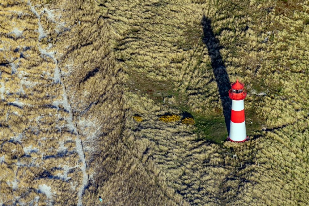 List aus der Vogelperspektive: Leuchtturm als historisches Seefahrtszeichen List Ost in List auf der Insel Sylt im Bundesland Schleswig-Holstein, Deutschland