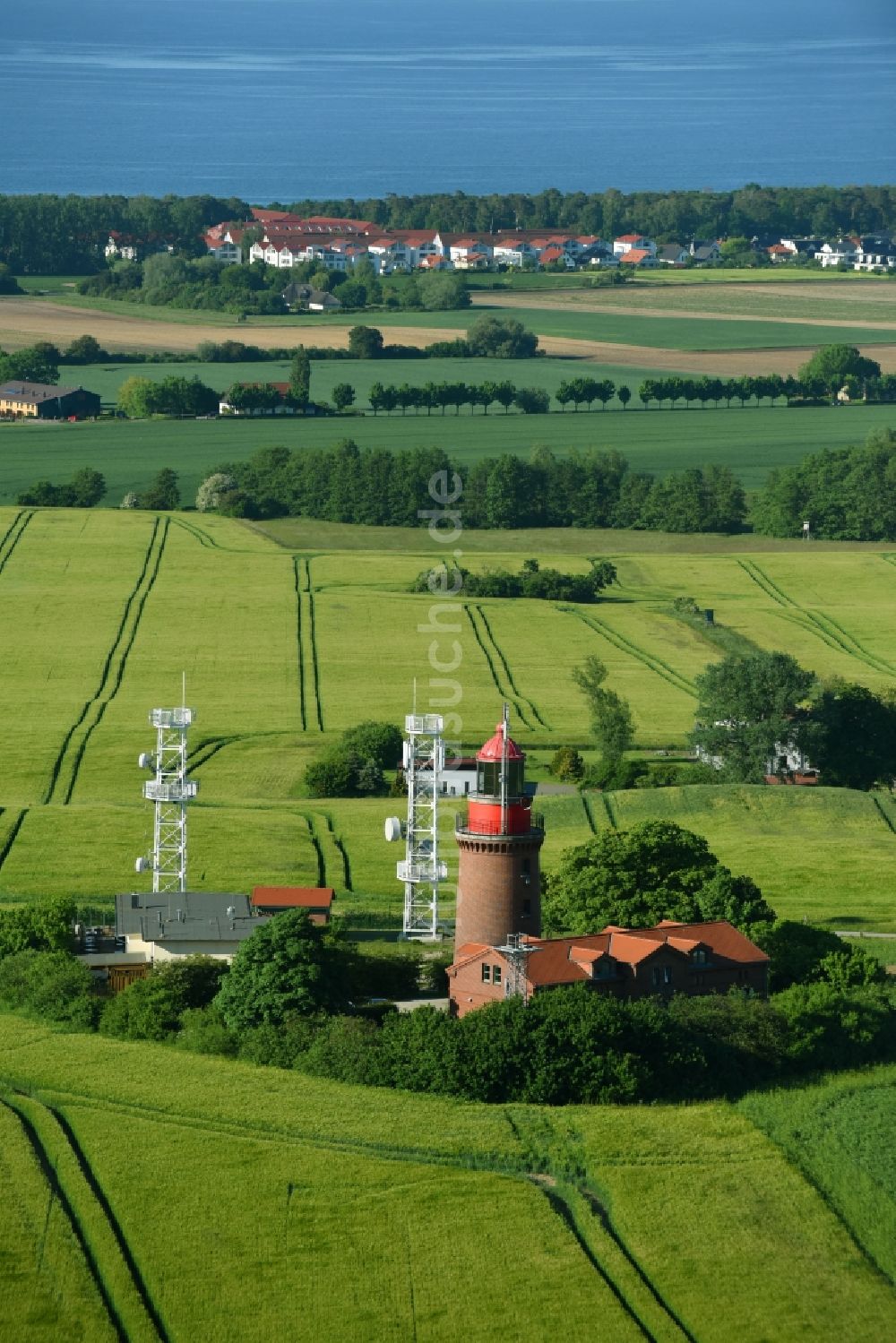 Luftaufnahme Bastorf - Leuchtturm als historisches Seefahrtszeichen an der Mecklenburger Bucht der Ostsee oberhalb von Kap Bukspitze in Bastorf im Bundesland Mecklenburg-Vorpommern, Deutschland