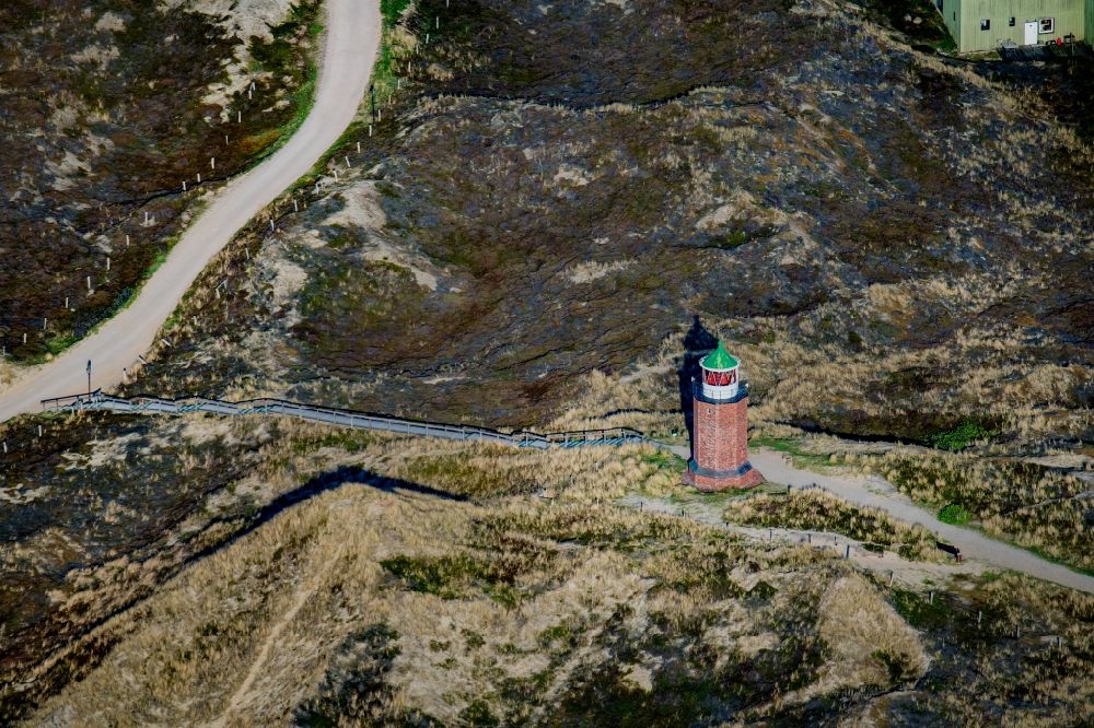 Luftaufnahme Kampen (Sylt) - Leuchtturm als historisches Seefahrtszeichen Quermarkenfeuer Rotes Kliff in Kampen (Sylt) im Bundesland Schleswig-Holstein, Deutschland
