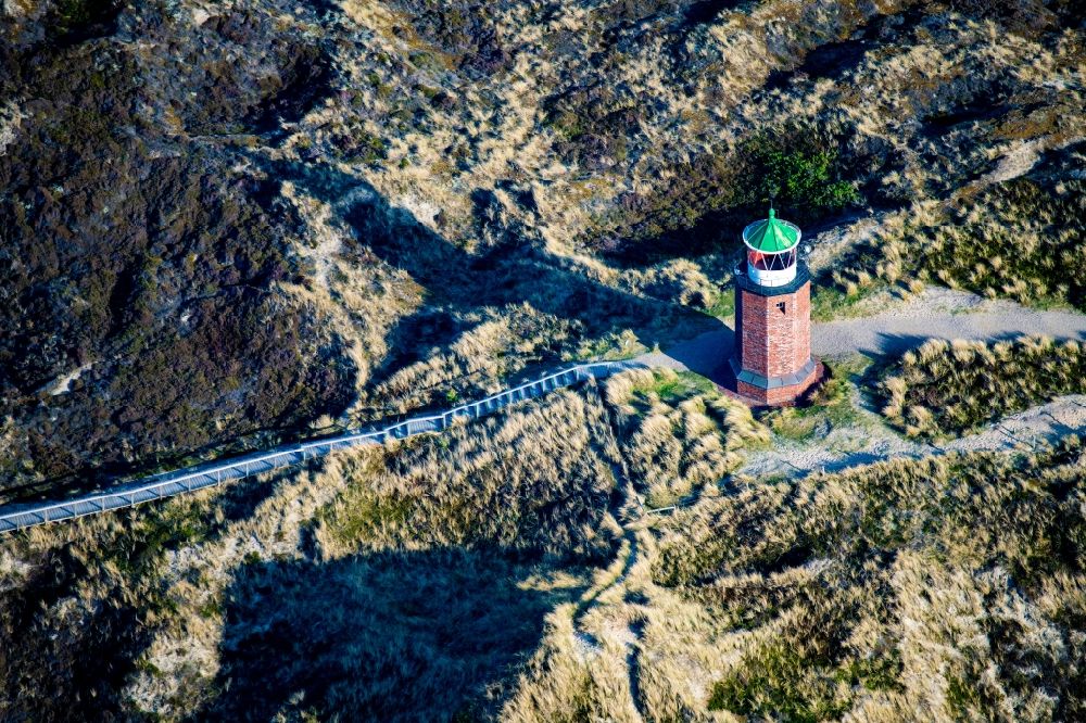 Luftaufnahme Kampen (Sylt) - Leuchtturm als historisches Seefahrtszeichen Quermarkenfeuer Rotes Kliff in Kampen (Sylt) im Bundesland Schleswig-Holstein, Deutschland