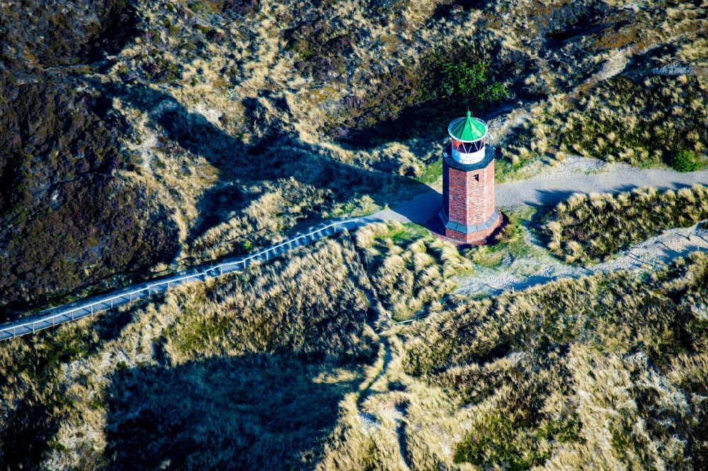 Kampen (Sylt) von oben - Leuchtturm als historisches Seefahrtszeichen Quermarkenfeuer Rotes Kliff in Kampen (Sylt) im Bundesland Schleswig-Holstein, Deutschland