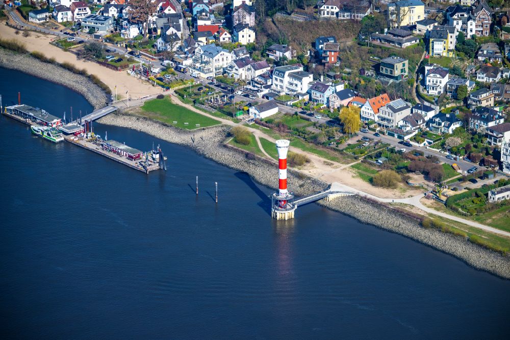 Luftbild Hamburg - Leuchtturm als historisches Seefahrtszeichen im Uferbereich der Elbe in Hamburg, Deutschland