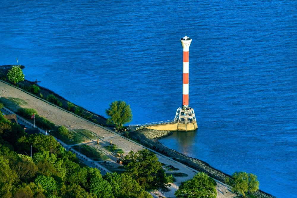 Hamburg aus der Vogelperspektive: Leuchtturm als historisches Seefahrtszeichen im Uferbereich der Elbe Leuchtturm Blankenese, Unterfeuer in Hamburg, Deutschland