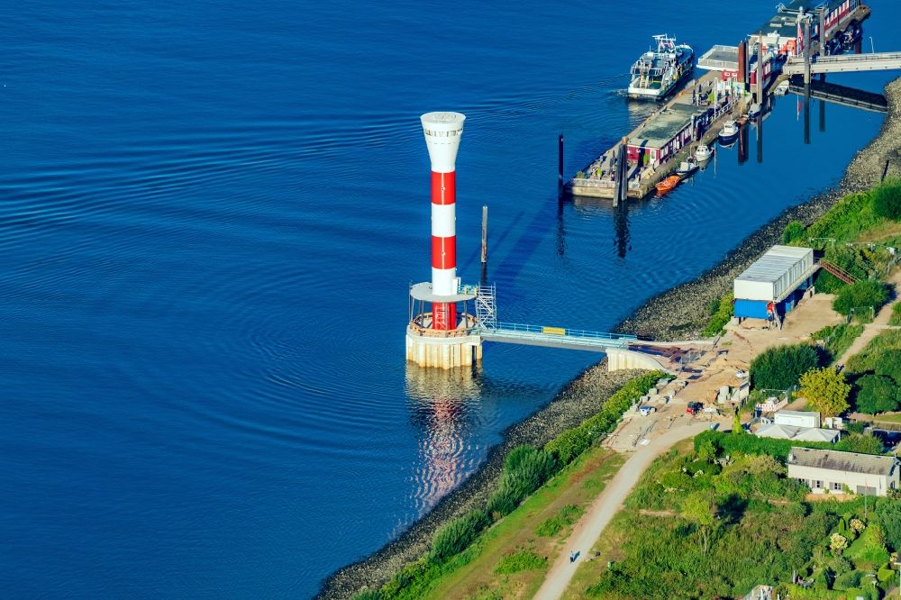Hamburg aus der Vogelperspektive: Leuchtturm als historisches Seefahrtszeichen im Uferbereich der Elbe Leuchtturm Blankenese, Unterfeuer in Hamburg, Deutschland