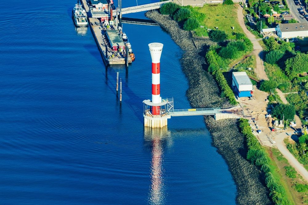 Luftbild Hamburg - Leuchtturm als historisches Seefahrtszeichen im Uferbereich der Elbe Leuchtturm Blankenese, Unterfeuer in Hamburg, Deutschland