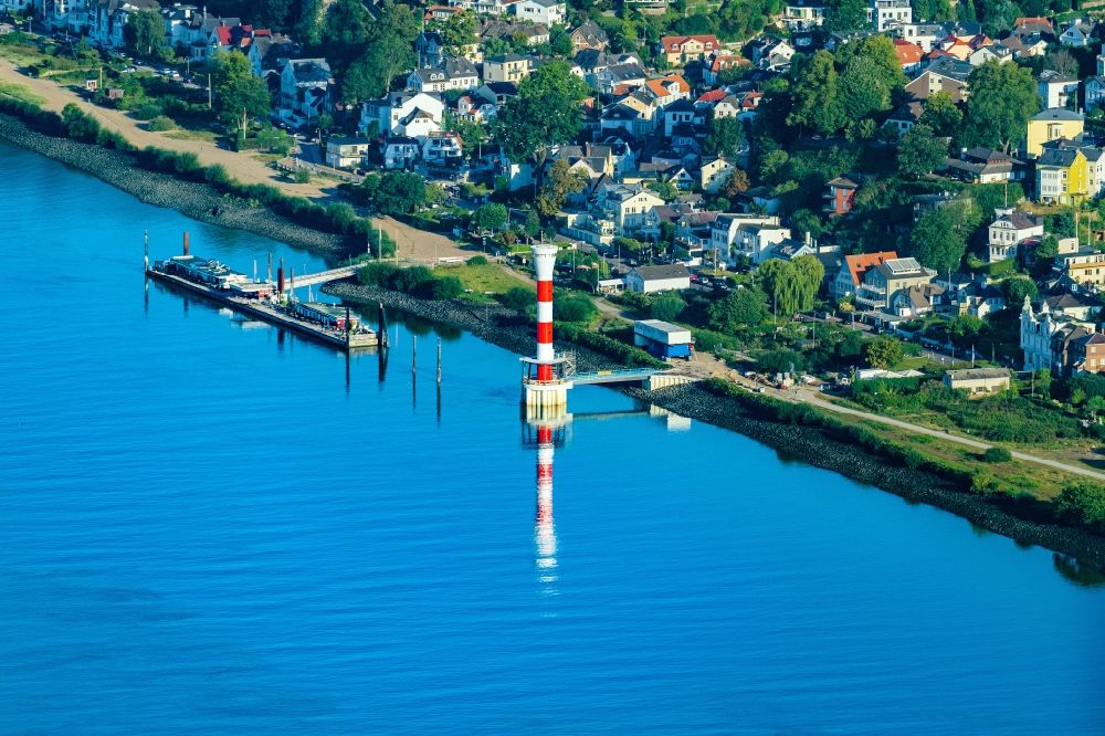 Luftaufnahme Hamburg - Leuchtturm als historisches Seefahrtszeichen im Uferbereich der Elbe Leuchtturm Blankenese, Unterfeuer in Hamburg, Deutschland