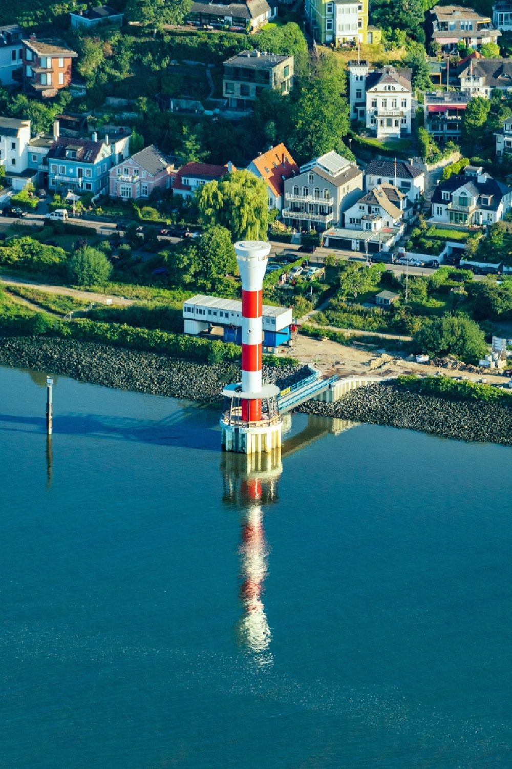 Hamburg von oben - Leuchtturm als historisches Seefahrtszeichen im Uferbereich der Elbe Leuchtturm Blankenese, Unterfeuer in Hamburg, Deutschland