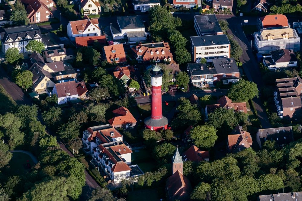 Wangerooge von oben - Leuchtturm als historisches Seefahrtszeichen in Wangerooge im Bundesland Niedersachsen, Deutschland