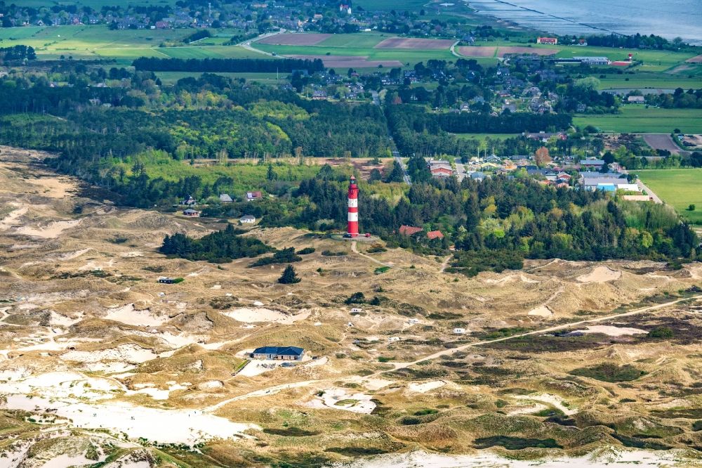 Nebel aus der Vogelperspektive: Leuchtturm als historisches Seefahrtzeichen Amrum in Nebel auf Amrum im Bundesland Schleswig-Holstein, Deutschland