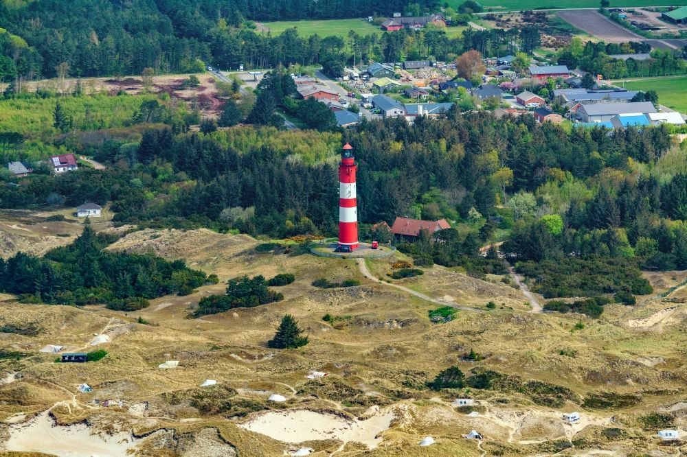 Luftaufnahme Nebel - Leuchtturm als historisches Seefahrtzeichen Amrum in Nebel auf Amrum im Bundesland Schleswig-Holstein, Deutschland