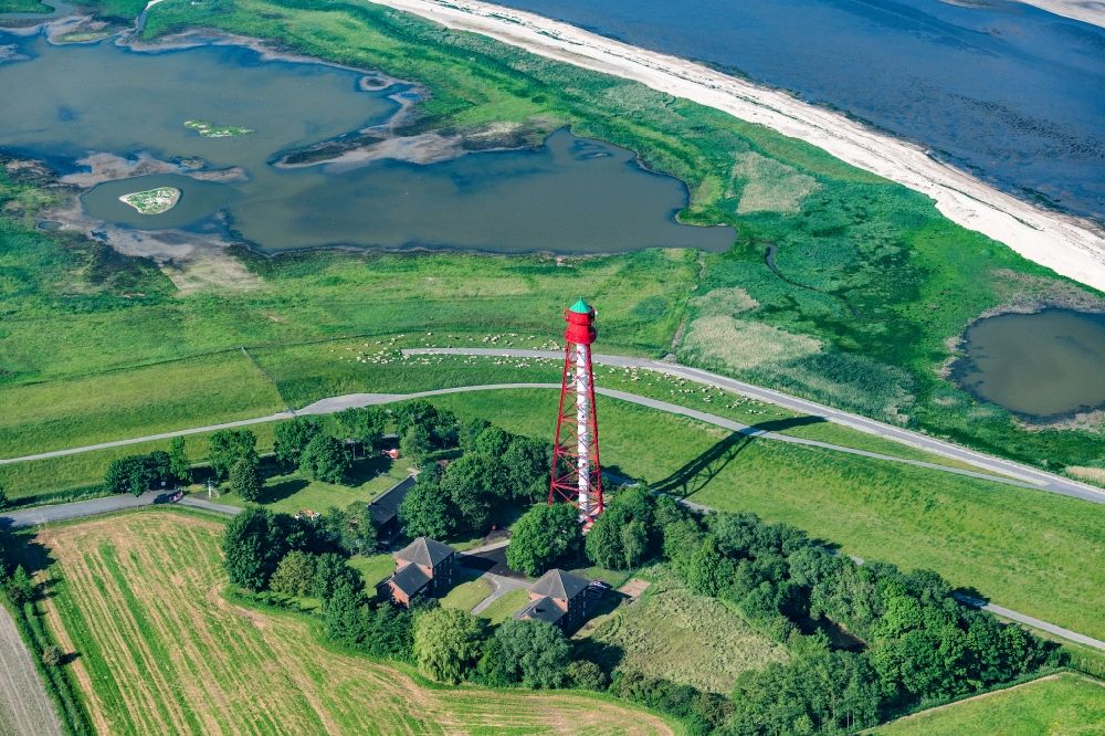 Krummhörn aus der Vogelperspektive: Leuchtturm als historisches Seefahrtzeichen Campener Leuchtturm in Krummhörn im Bundesland Niedersachsen, Deutschland