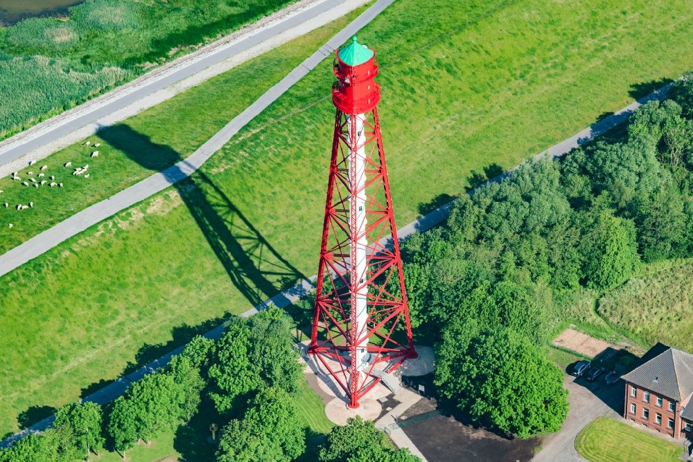 Luftaufnahme Krummhörn - Leuchtturm als historisches Seefahrtzeichen Campener Leuchtturm in Krummhörn im Bundesland Niedersachsen, Deutschland