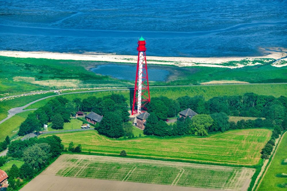 Krummhörn von oben - Leuchtturm als historisches Seefahrtzeichen Campener Leuchtturm in Krummhörn im Bundesland Niedersachsen, Deutschland