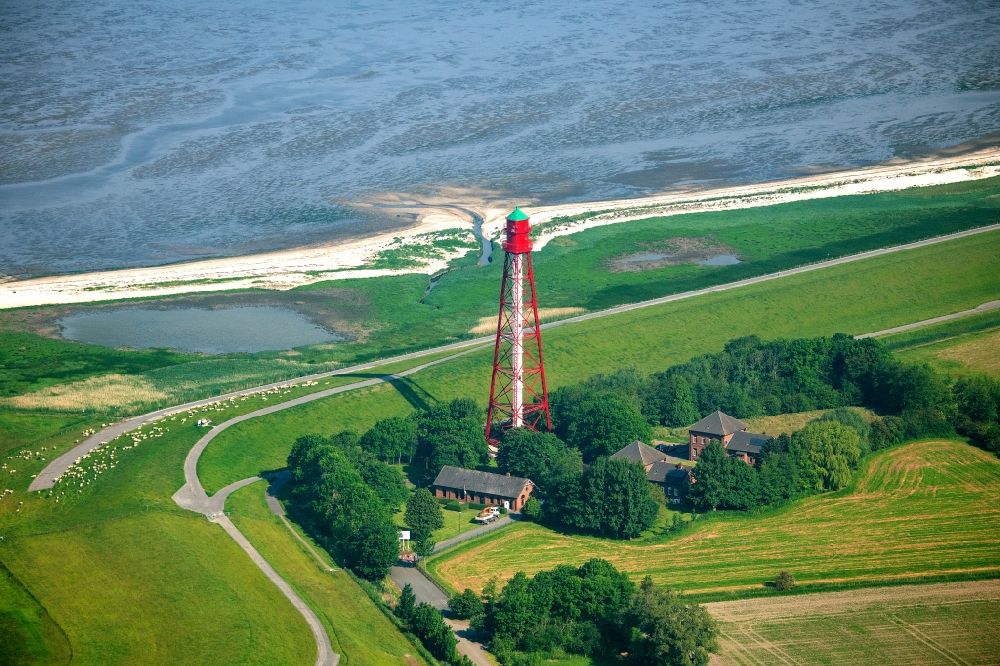 Krummhörn aus der Vogelperspektive: Leuchtturm als historisches Seefahrtzeichen Campener Leuchtturm in Krummhörn im Bundesland Niedersachsen, Deutschland