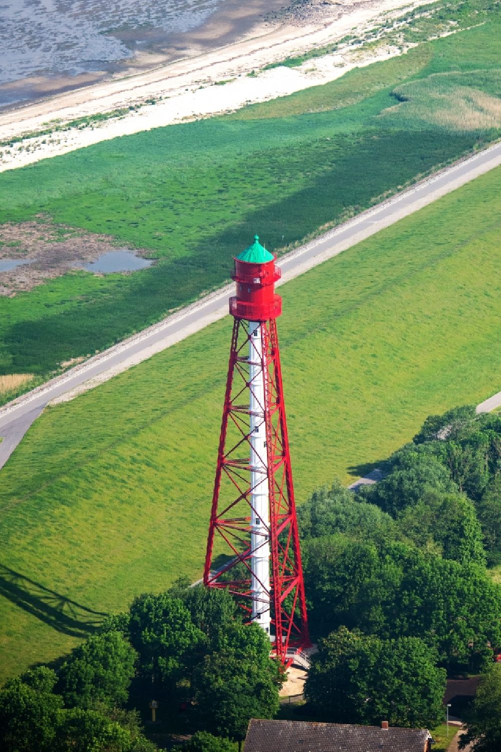 Luftbild Krummhörn - Leuchtturm als historisches Seefahrtzeichen Campener Leuchtturm in Krummhörn im Bundesland Niedersachsen, Deutschland