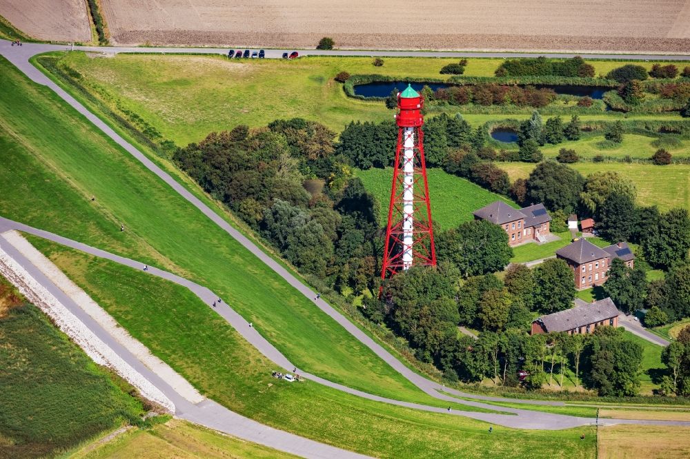 Krummhörn von oben - Leuchtturm als historisches Seefahrtzeichen Campener Leuchtturm in Krummhörn im Bundesland Niedersachsen, Deutschland