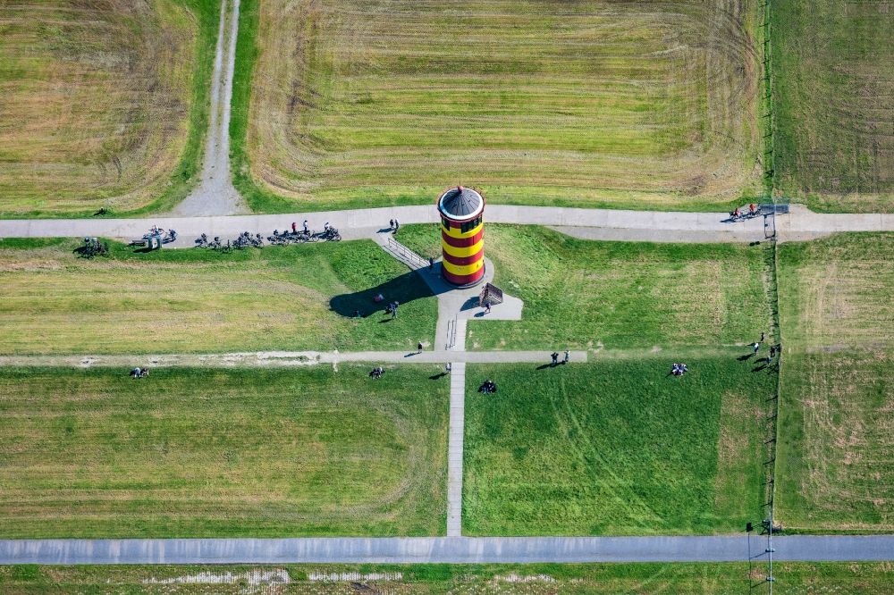 Krummhörn von oben - Leuchtturm als historisches Seefahrtzeichen Pilsum Leuchtturm in Krummhörn im Bundesland Niedersachsen, Deutschland