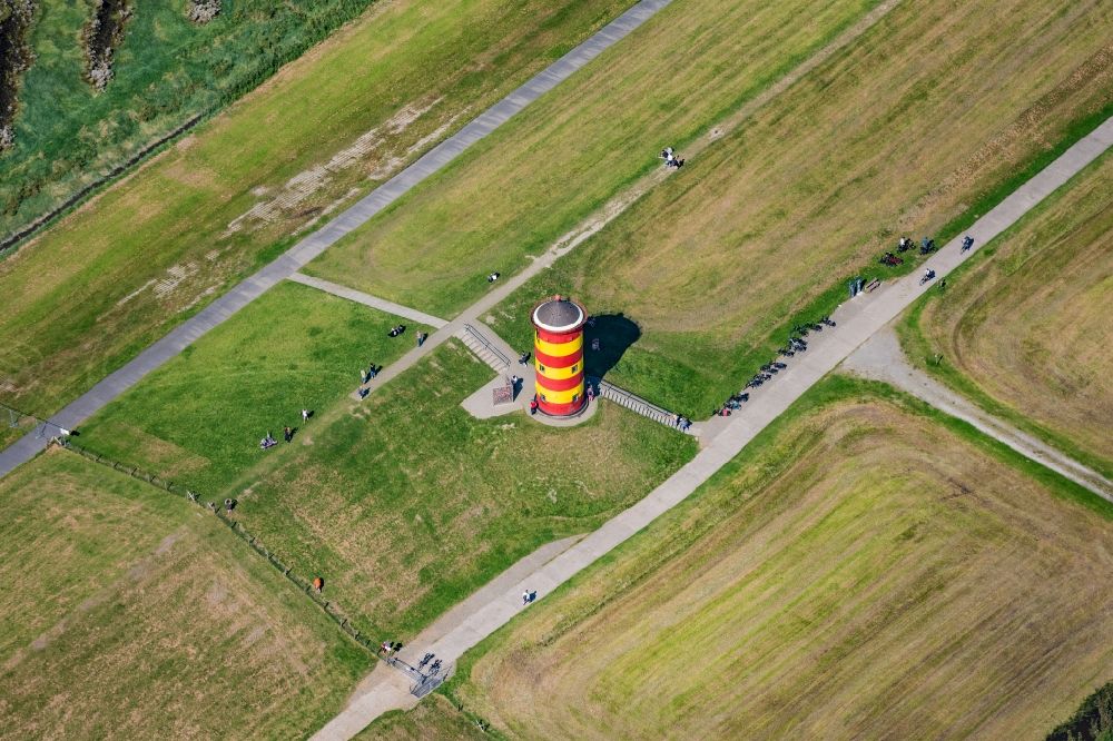 Luftaufnahme Krummhörn - Leuchtturm als historisches Seefahrtzeichen Pilsum Leuchtturm in Krummhörn im Bundesland Niedersachsen, Deutschland