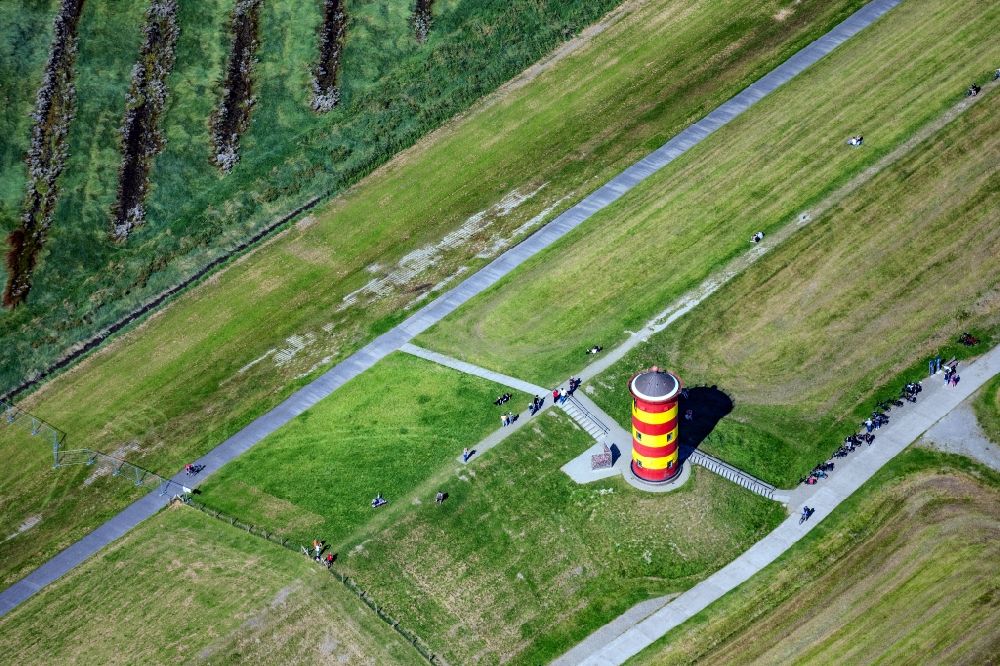 Luftbild Krummhörn - Leuchtturm als historisches Seefahrtzeichen Pilsum Leuchtturm in Krummhörn im Bundesland Niedersachsen, Deutschland