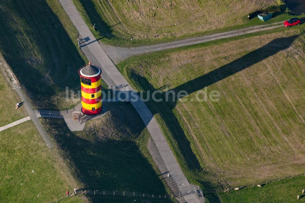 Luftaufnahme Krummhörn - Leuchtturm als historisches Seefahrtzeichen Pilsum Leuchtturm in Krummhörn im Bundesland Niedersachsen, Deutschland