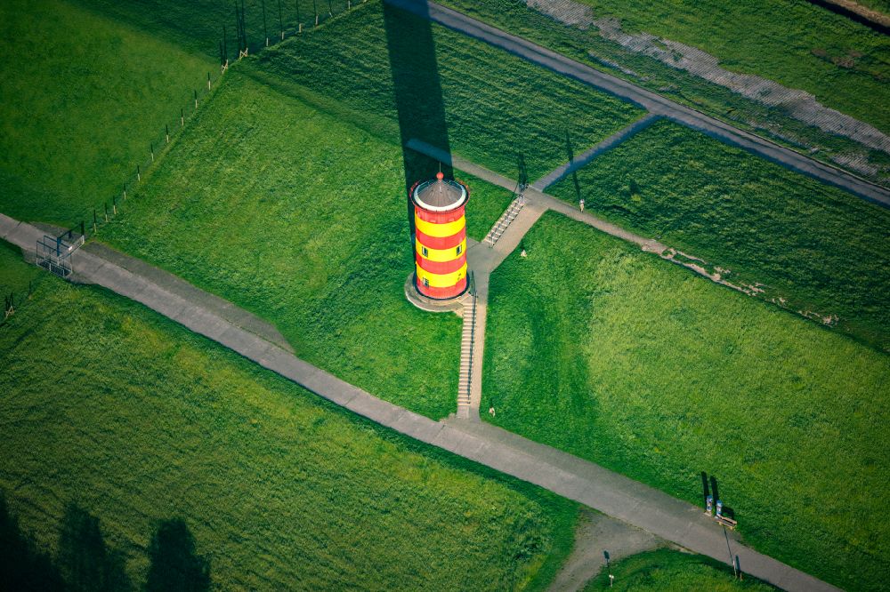 Krummhörn aus der Vogelperspektive: Leuchtturm als historisches Seefahrtzeichen Pilsum Leuchtturm in Krummhörn im Bundesland Niedersachsen, Deutschland