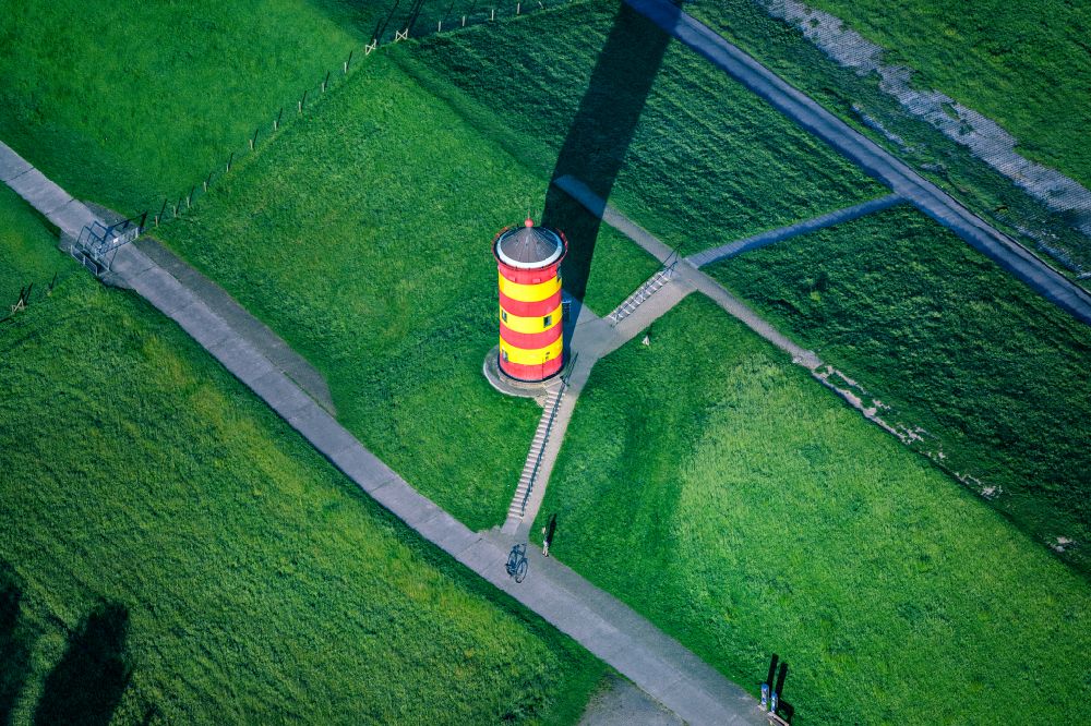 Luftbild Krummhörn - Leuchtturm als historisches Seefahrtzeichen Pilsum Leuchtturm in Krummhörn im Bundesland Niedersachsen, Deutschland