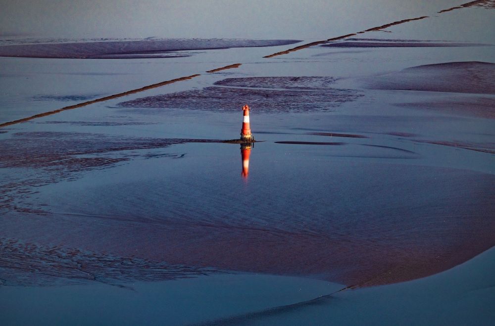 Wilhelmshaven aus der Vogelperspektive: Leuchtturm Arngast ein Seefahrtzeichen im Jadebusen Südlich von Wilhelmshaven in Niedersachsen, Deutschland
