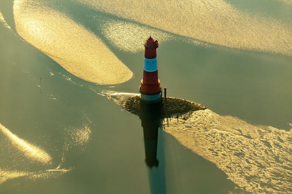 Wilhelmshaven aus der Vogelperspektive: Leuchtturm Arngast ein Seefahrtzeichen im Jadebusen Südlich von Wilhelmshaven im Sonnenaufgang in Niedersachsen, Deutschland
