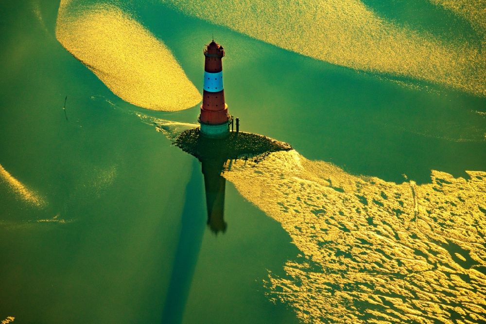 Luftbild Wilhelmshaven - Leuchtturm Arngast ein Seefahrtzeichen im Jadebusen Südlich von Wilhelmshaven im Sonnenaufgang in Niedersachsen, Deutschland