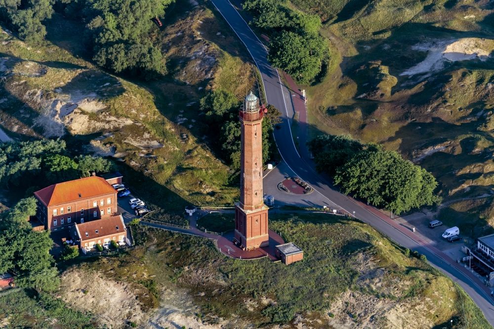 Luftaufnahme Norderney - Leuchtturm in der Dünenlandschaft der Insel Norderney im Bundesland Niedersachsen