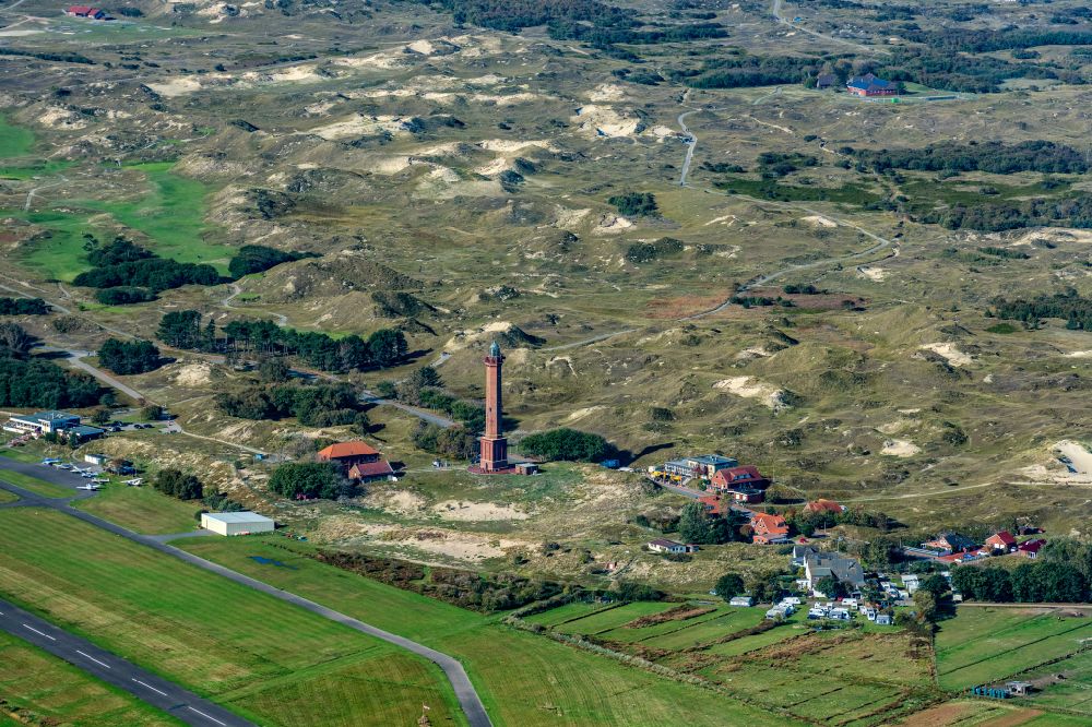 Luftaufnahme Norderney - Leuchtturm in der Dünenlandschaft der Insel Norderney im Bundesland Niedersachsen