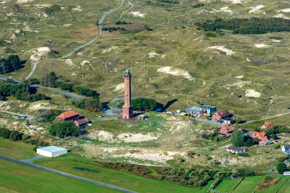 Norderney von oben - Leuchtturm in der Dünenlandschaft der Insel Norderney im Bundesland Niedersachsen
