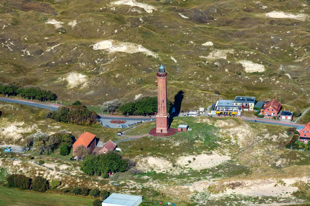 Norderney aus der Vogelperspektive: Leuchtturm in der Dünenlandschaft der Insel Norderney im Bundesland Niedersachsen