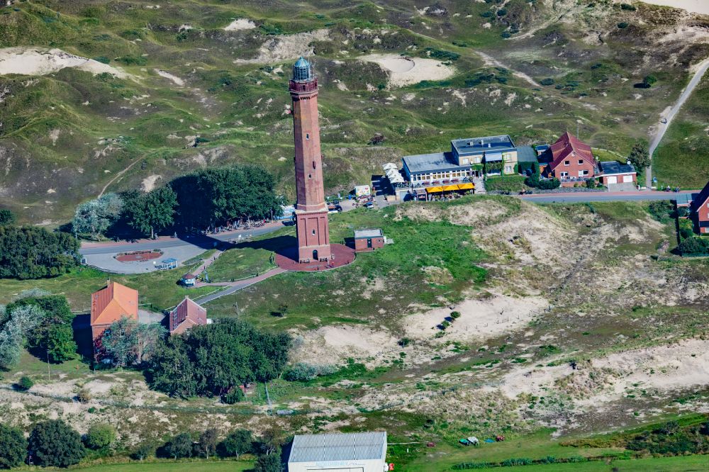 Norderney aus der Vogelperspektive: Leuchtturm in der Dünenlandschaft der Insel Norderney im Bundesland Niedersachsen