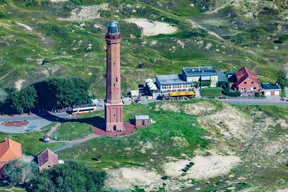 Luftbild Norderney - Leuchtturm in der Dünenlandschaft der Insel Norderney im Bundesland Niedersachsen
