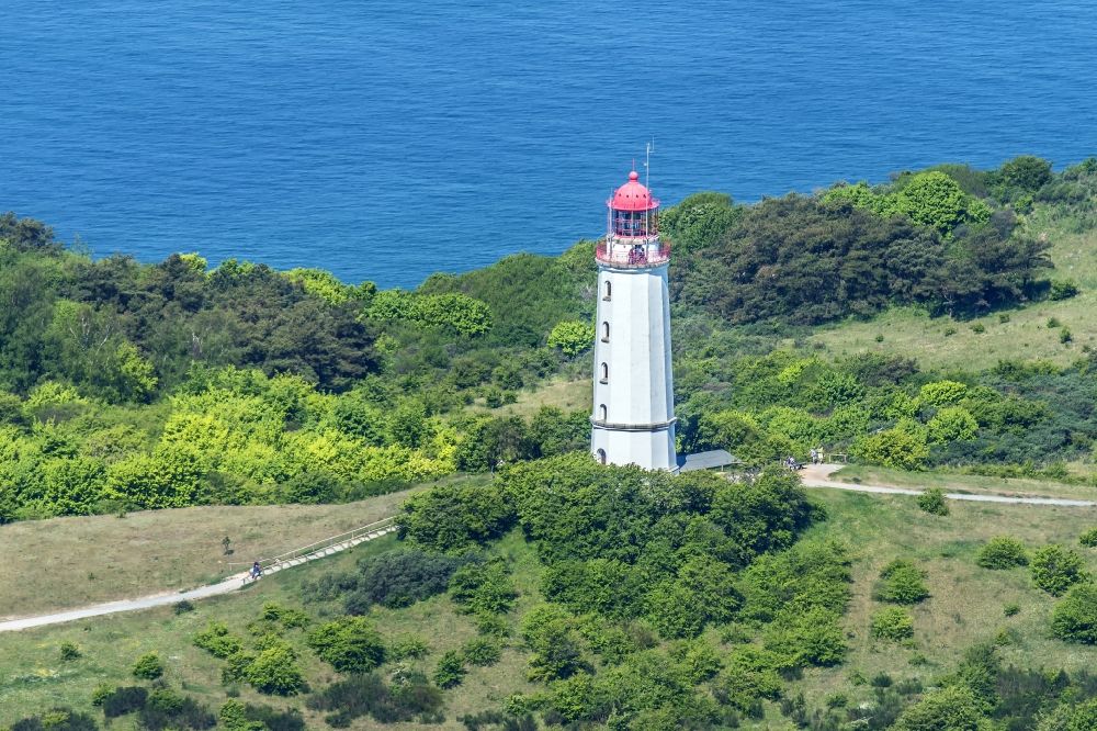 Luftaufnahme Insel Hiddensee - Leuchtturm Dornbusch als historisches Seefahrtszeichen im Küstenbereich der Ostsee in Insel Hiddensee im Bundesland Mecklenburg-Vorpommern