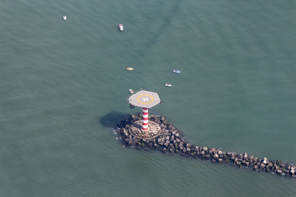 Luftbild Rotterdam - Leuchtturm mit einem Hubschrauberlandeplatz im Hafen von Rotterdam