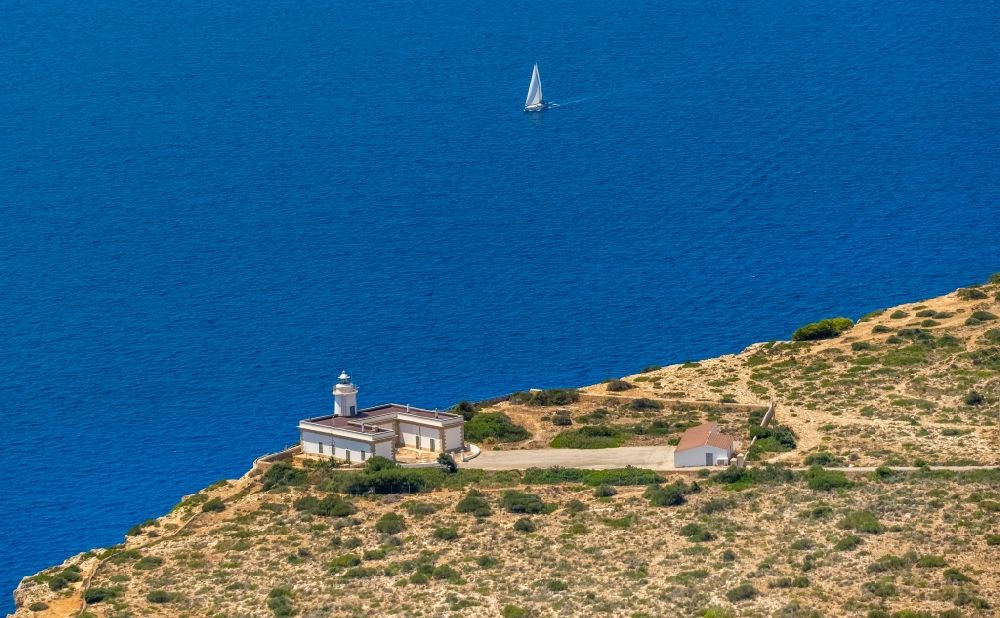 Llucmajor von oben - Leuchtturm an Felsen- Küsten- Landschaft an der Steilküste Far de Cap Blanc in Llucmajor in Balearische Insel Mallorca, Spanien