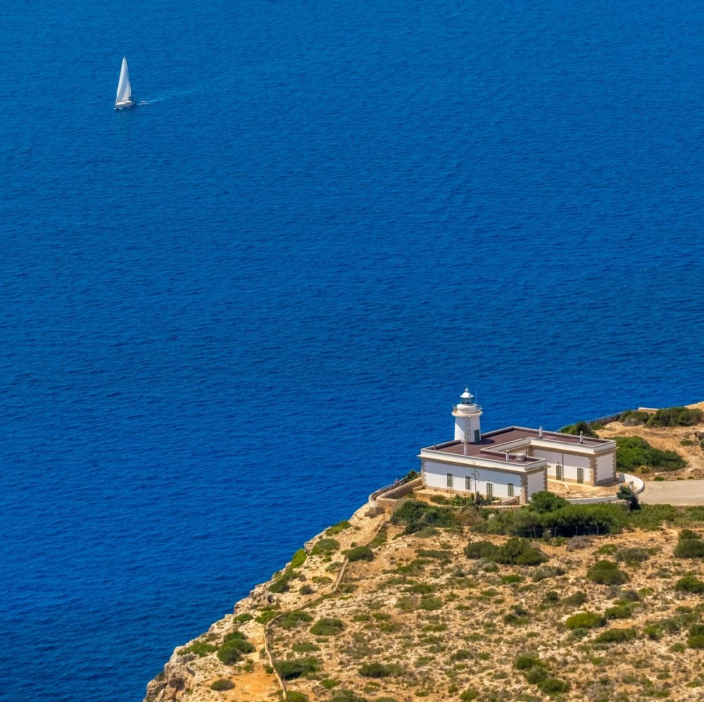 Llucmajor aus der Vogelperspektive: Leuchtturm an Felsen- Küsten- Landschaft an der Steilküste Far de Cap Blanc in Llucmajor in Balearische Insel Mallorca, Spanien