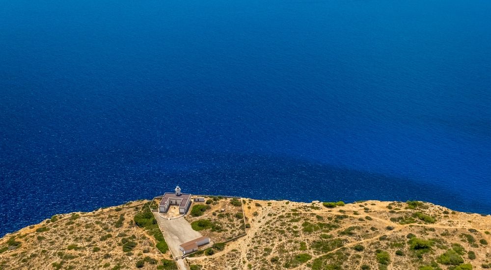 Luftaufnahme Llucmajor - Leuchtturm an Felsen- Küsten- Landschaft an der Steilküste Far de Cap Blanc in Llucmajor in Balearische Insel Mallorca, Spanien