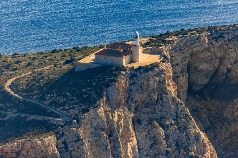 Andratx aus der Vogelperspektive: Leuchtturm auf der Insel Sa Dragonera einem Naturschutzgebiet in Andratx in Mallorca auf der balearischen Mittelmeerinsel Mallorca, Spanien